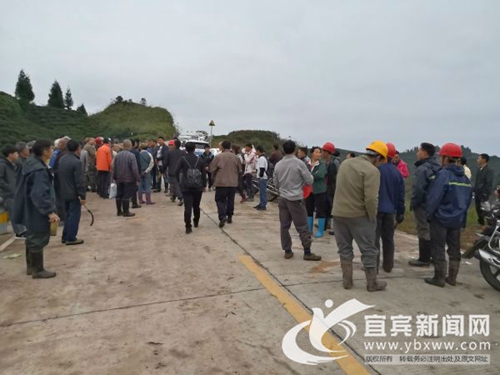 宜宾：父子挖笋发生意外&nbsp;全镇党员干部搜救(图2)