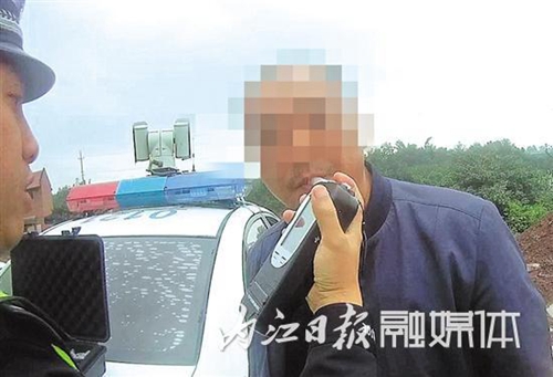 内江男酒驾被扣证6个月&nbsp;拿回驾照再次酒驾被查(图1)