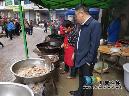 达州市达川区食品安全委员会办公室进村入社暗访农村“坝坝宴”食品安全(图3) 达州市达川区食品安全委员会办公室进村入社暗访农村“坝坝宴”食品安全(图3)
