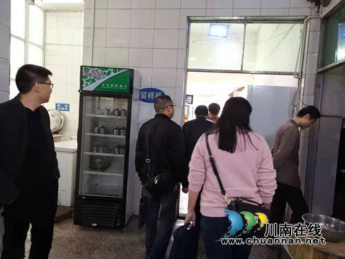 达州市达川区食品安全委员会办公室进村入社暗访农村“坝坝宴”食品安全(图4) 达州市达川区食品安全委员会办公室进村入社暗访农村“坝坝宴”食品安全(图4)