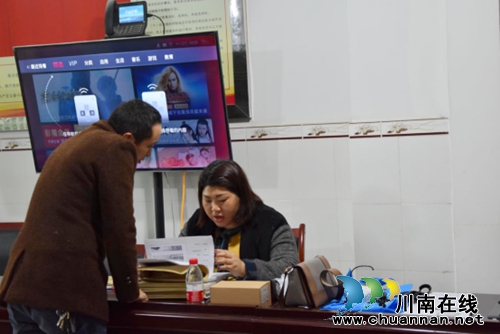 合江县图书馆到大桥镇开展业务培训工作(图1)