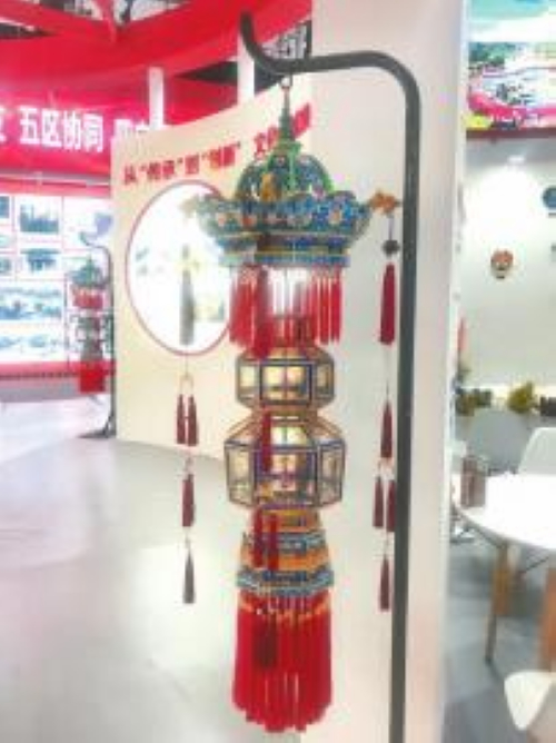 “自贡造”宫灯挂到了故宫(图1)