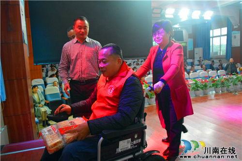泸州十八中举行首届助残圆梦公益活动(图3) 泸州十八中举行首届助残圆梦公益活动(图3)