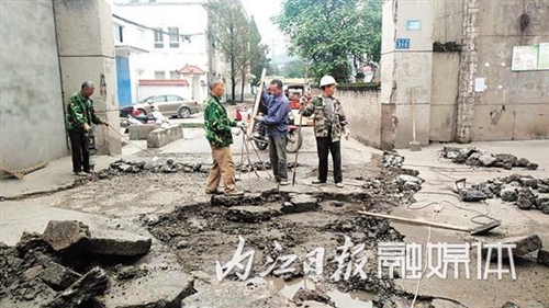 内江：道路不平行人难走&nbsp;派出所帮忙除隐患(图1)