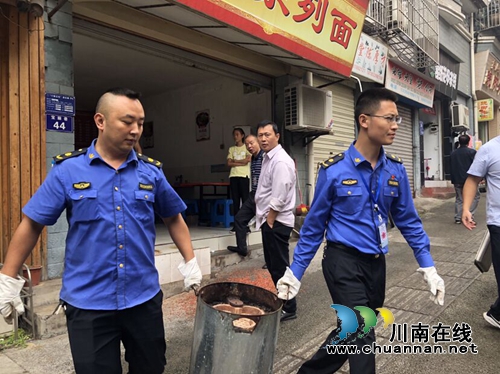 龙马潭区红星街道开展收缴蜂窝煤炉环保整治行动(图1)