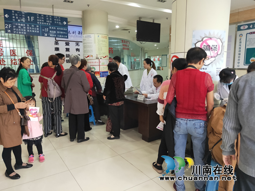 龙马潭区红星街道玉带桥社区党委联合两新党组织开展“不忘初心，牢记使命”主题义诊活动(图1)