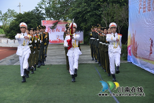泸县建校举行体育节暨25届田径运动会开幕式(图2) 泸县建校举行体育节暨25届田径运动会开幕式(图2)
