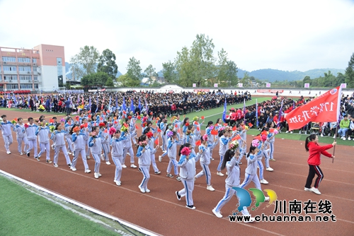 泸县建校举行体育节暨25届田径运动会开幕式(图3) 泸县建校举行体育节暨25届田径运动会开幕式(图3)
