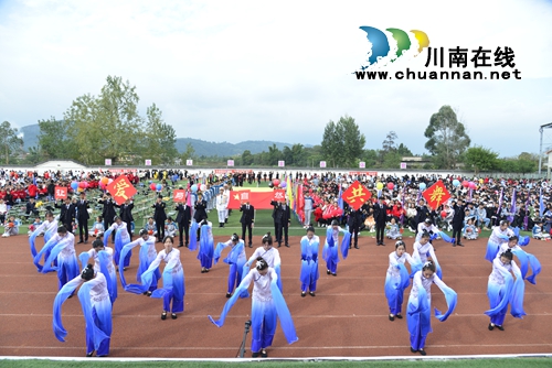 泸县建校举行体育节暨25届田径运动会开幕式(图5) 泸县建校举行体育节暨25届田径运动会开幕式(图5)
