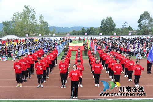 泸县建校举行体育节暨25届田径运动会开幕式(图6) 泸县建校举行体育节暨25届田径运动会开幕式(图6)