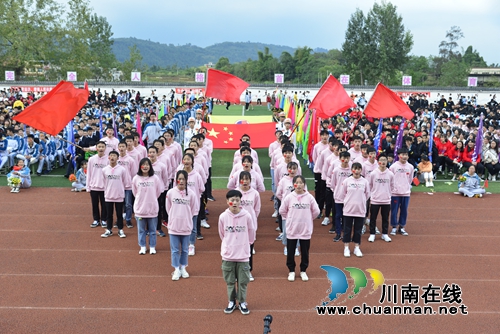 泸县建校举行体育节暨25届田径运动会开幕式(图7) 泸县建校举行体育节暨25届田径运动会开幕式(图7)