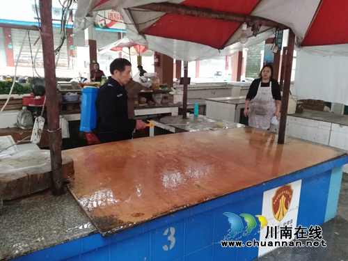 龙马潭区小市街道开展非洲猪瘟防控消毒工作(图1)