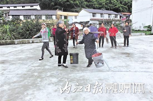 内江：爱唱爱跳的农村女青年&nbsp;带出一群老年网红(图1)