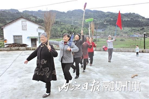 内江：爱唱爱跳的农村女青年&nbsp;带出一群老年网红(图2)