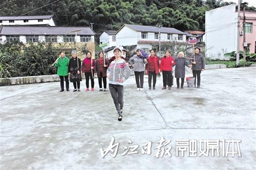 内江：爱唱爱跳的农村女青年&nbsp;带出一群老年网红(图3)