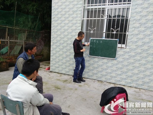 宜宾乡镇干部访廉到家 为学生插“梦”的翅膀(图1) 宜宾乡镇干部访廉到家 为学生插“梦”的翅膀(图1)