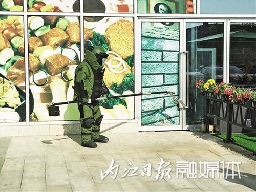 内江一商场外发现炸弹？原是警方举行反恐演练(图1)