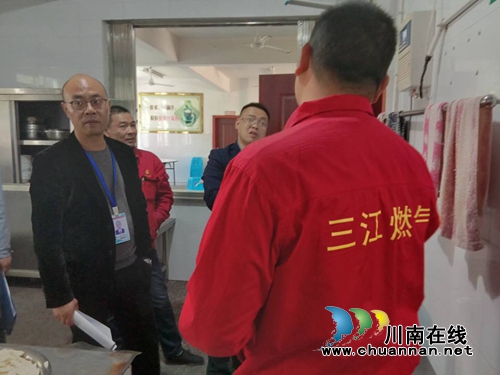 纳溪区龙车镇开展校园周边环境整治(图1)