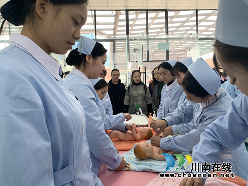 泸州市老年科技工作者协会医学专委会到四川三河职业学院开展义诊活动(图1)