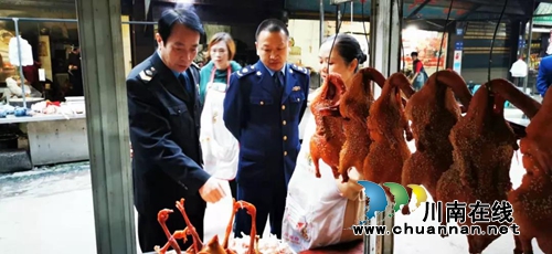 泸州突击检查农贸市场&nbsp;发现一批“问题猪肉”(图2)