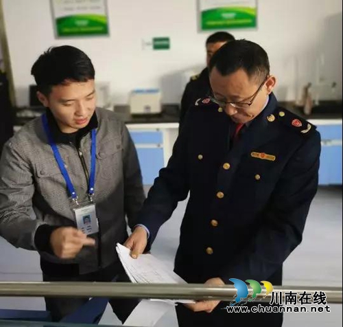 泸州突击检查农贸市场&nbsp;发现一批“问题猪肉”(图3)