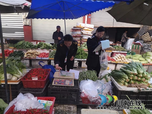 泸州突击检查农贸市场&nbsp;发现一批“问题猪肉”(图4)