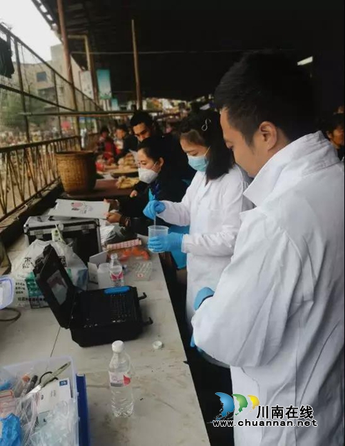 泸州突击检查农贸市场&nbsp;发现一批“问题猪肉”(图6)