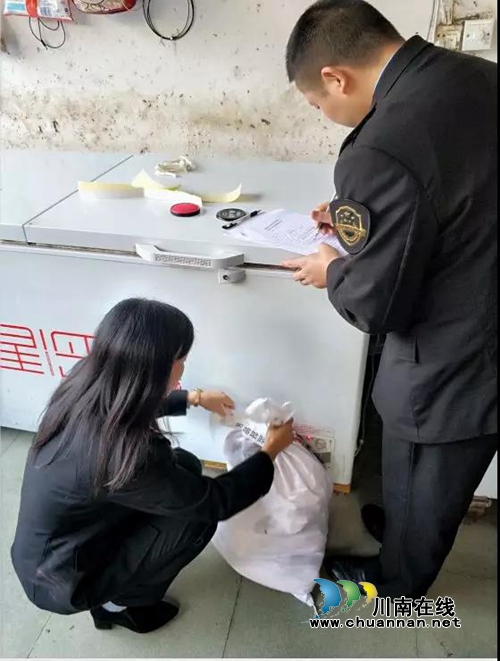 泸州突击检查农贸市场&nbsp;发现一批“问题猪肉”(图8)