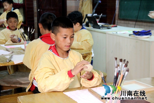 绿荫场上建友谊&nbsp;用足球帮扶起孩子们的体育梦(图4)