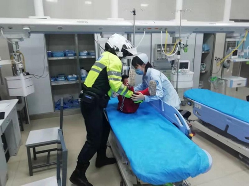 自贡交警护送女孩就医&nbsp;20分钟路程仅用6分钟(图1)