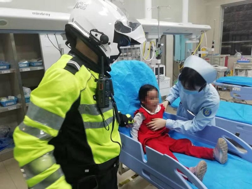 自贡交警护送女孩就医&nbsp;20分钟路程仅用6分钟(图2)