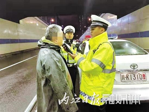 内江交警凌晨查酒驾&nbsp;9名“酒司机”落网(图1)