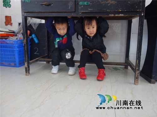 叙永县向林镇中心幼儿园:开展地震逃生应急演练(图2)