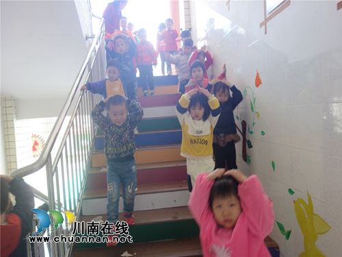 叙永县向林镇中心幼儿园:开展地震逃生应急演练(图3)