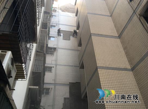 外墙瓷砖脱落存隐患&nbsp;江阳区城垣社区出面解民忧(图2)