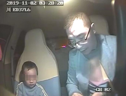 泸州的哥好样的！凌晨“捡到”小孩帮他回家(图1)