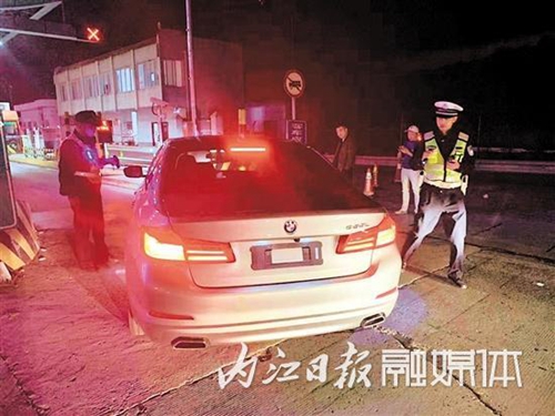 心情不好&nbsp;内江男子反挂车牌高速"飙车"被记12分(图1)