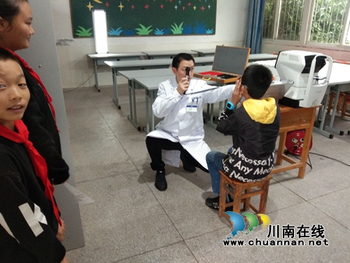 泸州爱尔眼科医院走进鼓楼山小学为学生进行免费眼健康检查(图1)