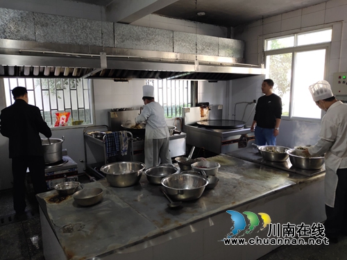 纳溪区教育和体育局安全维稳办公室深入龙车镇小学检查食堂食品安全工作