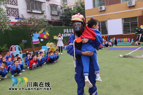 泸县综合应急救援大队到幼儿园开展消防应急演练(图1)