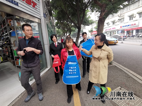 龙马潭区小市街道开展普法宣传活动(图2) 龙马潭区小市街道开展普法宣传活动(图2)