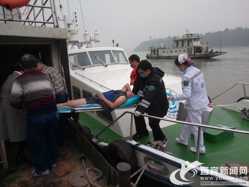男子晨泳突发脑溢血&nbsp;宜宾海事人员及时营救(图1)