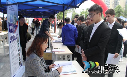 四川三河职业学院举行2020届毕业生双选会(图3)