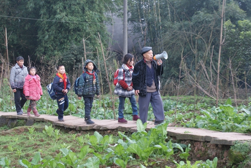 耄耋老人送学24年：只要走得动就不会停(图1)