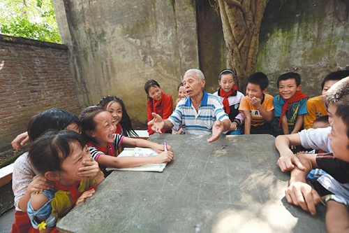 耄耋老人送学24年：只要走得动就不会停(图3)