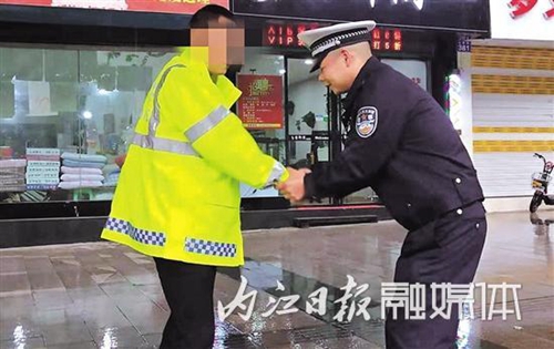 暖心！内江市民淋雨骑行&nbsp;辅警脱衣为他遮挡(图1)