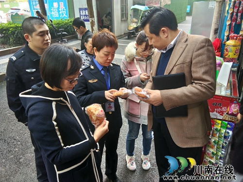 泸州市教育和体育局、市场监管局“不忘初心、牢记使命”联合检查组检查龙马潭区学校周边食品安全卫生(图2)