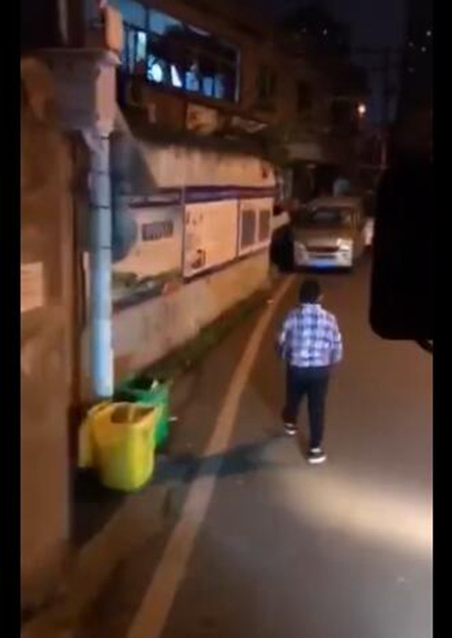 泸州消防车深夜返程&nbsp;小男孩主动带路两次敬礼(图1)