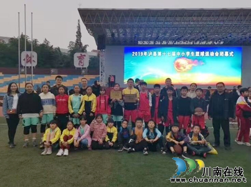 泸县立石镇中心小学男女队在泸县第十七届中小学生篮球运动会上双双夺冠(图1)