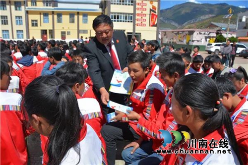 帮助大凉山“亲人” 江阳法院买了2000斤苹果(图30) 帮助大凉山“亲人” 江阳法院买了2000斤苹果(图30)